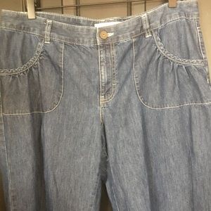 16 Izod denim capris w/ gather detail at pocket